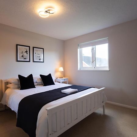 Modern 2 Bed Apartment Near Gatwick 크롤리 외부 사진