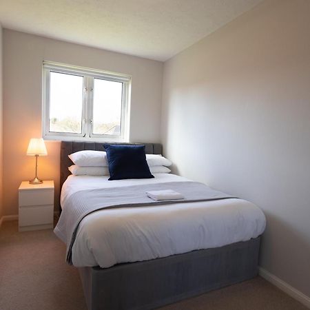 Modern 2 Bed Apartment Near Gatwick 크롤리 외부 사진