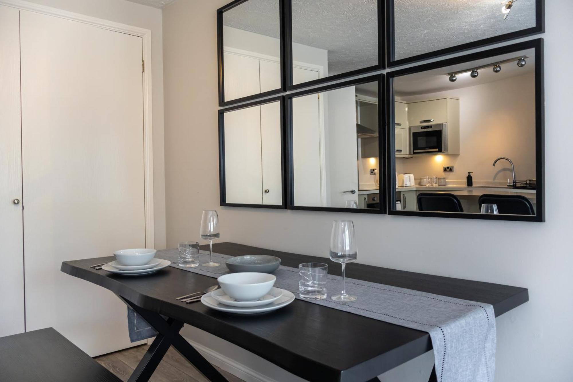 Modern 2 Bed Apartment Near Gatwick 크롤리 외부 사진