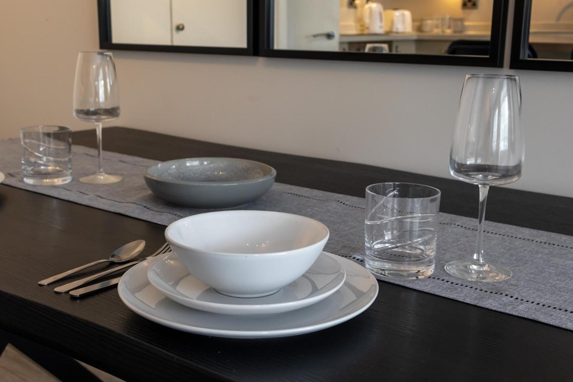 Modern 2 Bed Apartment Near Gatwick 크롤리 외부 사진