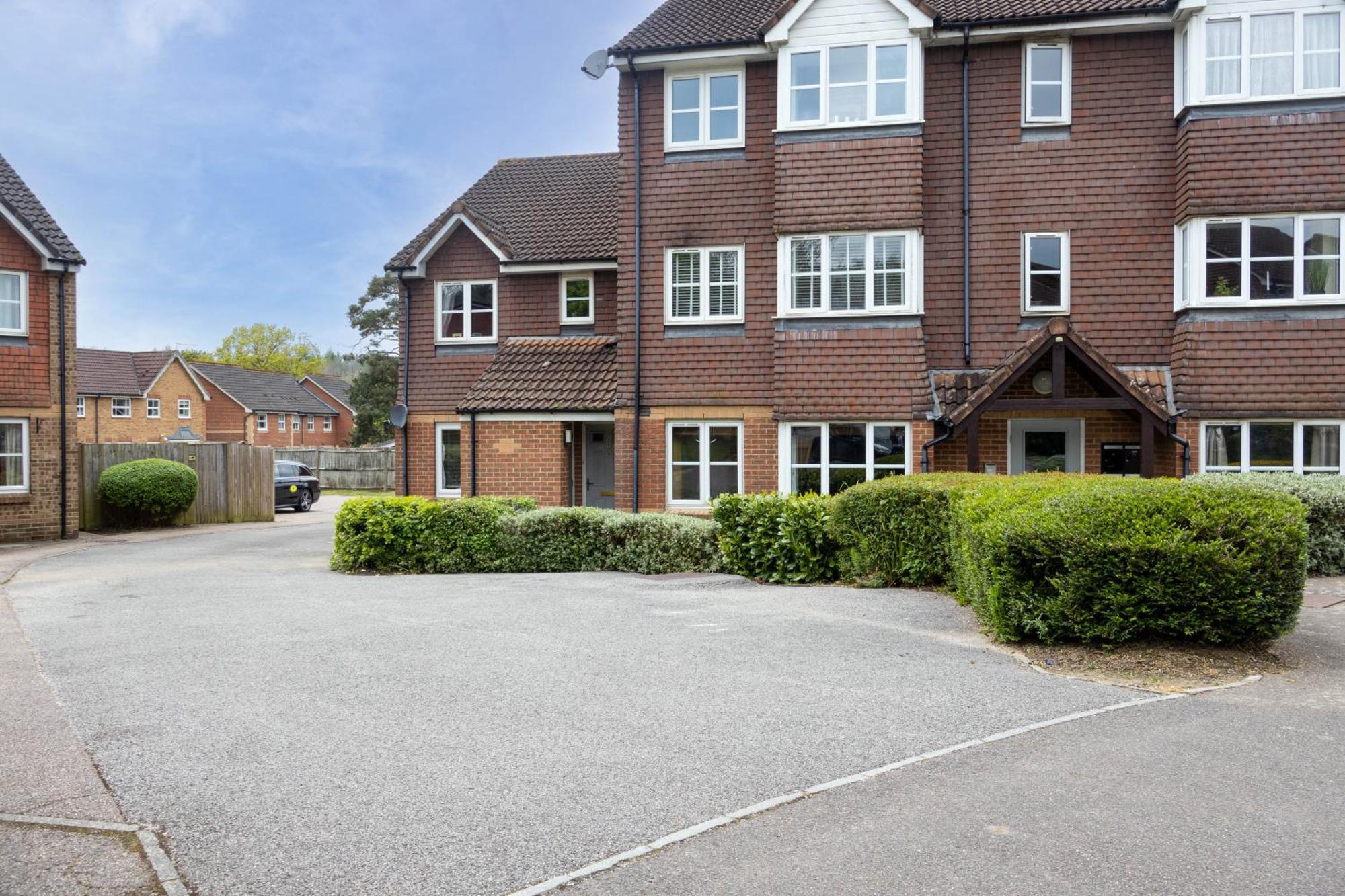 Modern 2 Bed Apartment Near Gatwick 크롤리 외부 사진