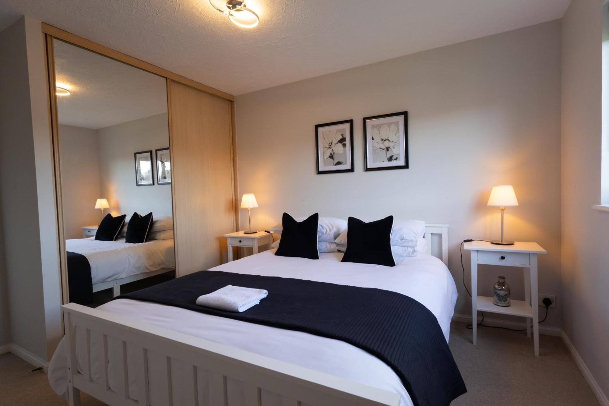 Modern 2 Bed Apartment Near Gatwick 크롤리 외부 사진
